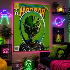 Może przedstawiać: Pokój ozdobiony neonami i grafikami o tematyce obcych. Duże płótno przedstawia zielonego obcego ze słowem "HORROR". Inne neony to UFO, planeta i uśmiechnięta buzia. Widoczna jest również lampa lawowa i zielona czaszka obcego.