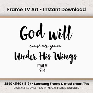Puede incluir: Impresión de arte digital para un televisor inteligente, con el texto "God will cover you Under His Wings" en escritura negra sobre un fondo blanco. También se incluye la referencia bíblica Salmo 91:4. La obra de arte está enmarcada en un borde marrón claro.