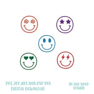 Könnte beinhalten: Fünf verschiedene farbige Smiley-Gesichtsdesigns mit verschiedenen Augendetails. Die Designs beinhalten einen Wirbel, Sterne, Herzen, Blitze und einfache Kreise. Der Text .pes.jef.dst.hus.exp.xxx DIGITAL DOWNLOAD in the hoop studio befindet sich am unteren Rand des Bildes.