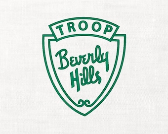 Arquivo digital para bordado à máquina da Tropa Beverly Hills, disponível para download instantâneo em 3 tamanhos. Ideal para bordar chapéus com temas de filmes dos anos 80 e escoteiras divertidas.