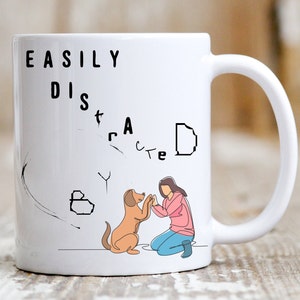 Taza de café divertida para amantes de los perros, mamás, papás y dueños de perros con una cita humorística única, fácilmente distraída por los perros