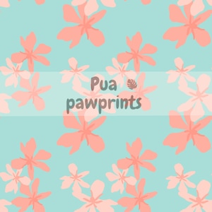 Könnte beinhalten: Ein nahtloses Muster mit rosa Blumen auf hellblauem Hintergrund. Der Text "Pua pawprints" ist auf einem weißen Banner zentriert.