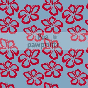 Può includere: Un motivo in tessuto azzurro con un design ripetuto di vivaci fiori di ibisco rossi. Il testo Pua pawprints è stampato in un carattere grigio scuro al centro dell'immagine, accompagnato da una piccola icona a forma di foglia.