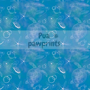 Peut inclure: Motif répétitif avec des dessins au trait blancs de tortues de mer, d'étoiles de mer et de bulles sur un fond bleu aquarelle. Le texte "Pua pawprints" est superposé.