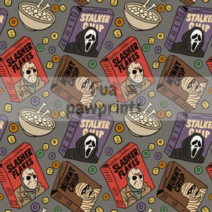Puede incluir: Un patrón repetido sobre un fondo gris presenta cajas de cereales de dibujos animados con temas de películas de terror. Las cajas incluyen "Slasher Flakes", "Mummy Crisp" y "Stalker Chip". También hay cuencos de cereales con trozos en forma de hueso y cereales de colores.