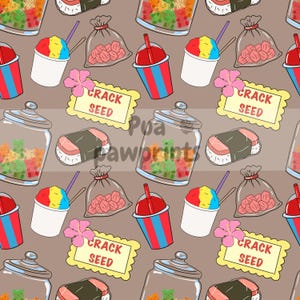 Könnte beinhalten: Ein sich wiederholendes Muster aus verschiedenen Snacks und Leckereien auf braunem Hintergrund. Das Design umfasst Gläser mit bunten Süßigkeiten, Sushi, Tüten mit rosa Snacks, Eisbecher und Getränke mit rot-blauen Streifen. Der Text "CRACK SEED" steht auf einem gelben Schild.