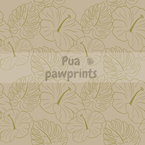 Puede incluir: Patrón repetitivo de flores de hibisco y grandes hojas tropicales en verde oliva apagado sobre fondo beige. El texto "Pua pawprints" es visible en el centro de la imagen. Diseño de temática tropical.