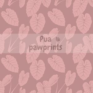 Könnte beinhalten: Ein sich wiederholendes Muster aus hellrosa Elefantenohrblättern auf einem staubrosafarbenen Hintergrund. Der Text "Pua pawprints" wird in hellrosa Schrift über die Mitte des Bildes angezeigt.