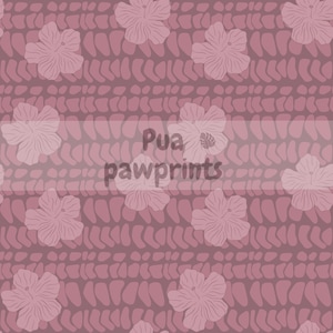 Puede incluir: Patrón sin costuras con flores de hibisco estilizadas y un diseño orgánico texturizado en tonos malva y rosa empolvado. El texto "Pua pawprints" está superpuesto al diseño.