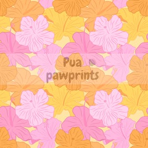 Op de afbeelding: Een naadloos patroon met gestileerde hibiscusbloemen in roze, oranje en gele tinten. De bloemen zijn gelaagd over een lichtgele achtergrond. De tekst "Pua pawprints" is over de afbeelding geplaatst.