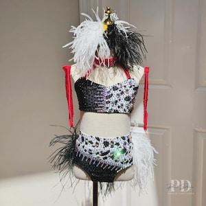 Disfraz de Cruella de Vil con temática de colores personalizados, disfraz de jazz y baile musical.