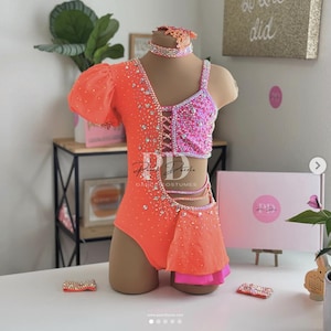 Disfraz de baile de jazz atrevido en color rosa neón, rosa dorado y colores personalizados.