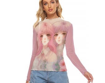 Op de afbeelding: Een roze langarmig mesh shirt met een grafische print van twee anime meisjes met roze haar. Het shirt heeft een ronde hals en een losse pasvorm.