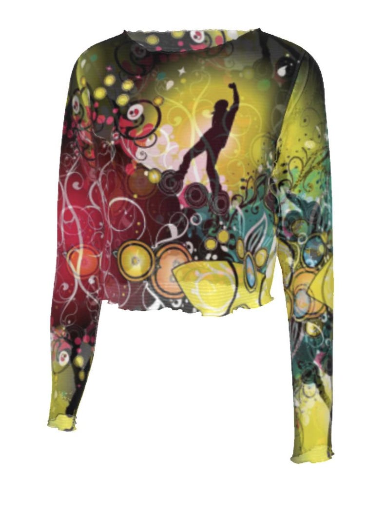 Op de afbeelding: Een langarmig, getailleerd mesh shirt met een kleurrijke abstracte print met een silhouet van een springende persoon. De print bevat swirls, cirkels en bloemmotieven in tinten rood, geel, groen en blauw.