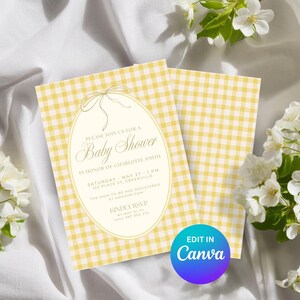 Può includere: Invito per baby shower con motivo a quadretti gialli. L'invito presenta un design ovale con le parole "Baby Shower" e i dettagli dell'evento. Lo sfondo è un tessuto bianco con fiori bianchi.