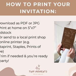 以下が含まれることがあります： 「How to Print Your Invitation」のテキストと指示が書かれた茶色の招待状。カードは人が持っています。カードにはカクテルのグラフィックとともに「Time Bit Older」と書かれています。カードのサイズは12.7cm x 17.8cmです。