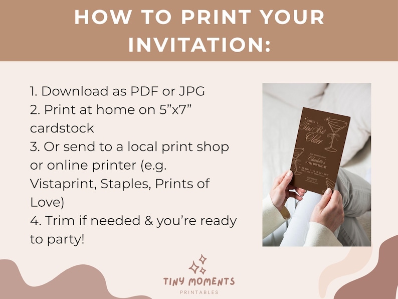以下が含まれることがあります： 「How to Print Your Invitation」のテキストと指示が書かれた茶色の招待状。カードは人が持っています。カードにはカクテルのグラフィックとともに「Time Bit Older」と書かれています。カードのサイズは12.7cm x 17.8cmです。
