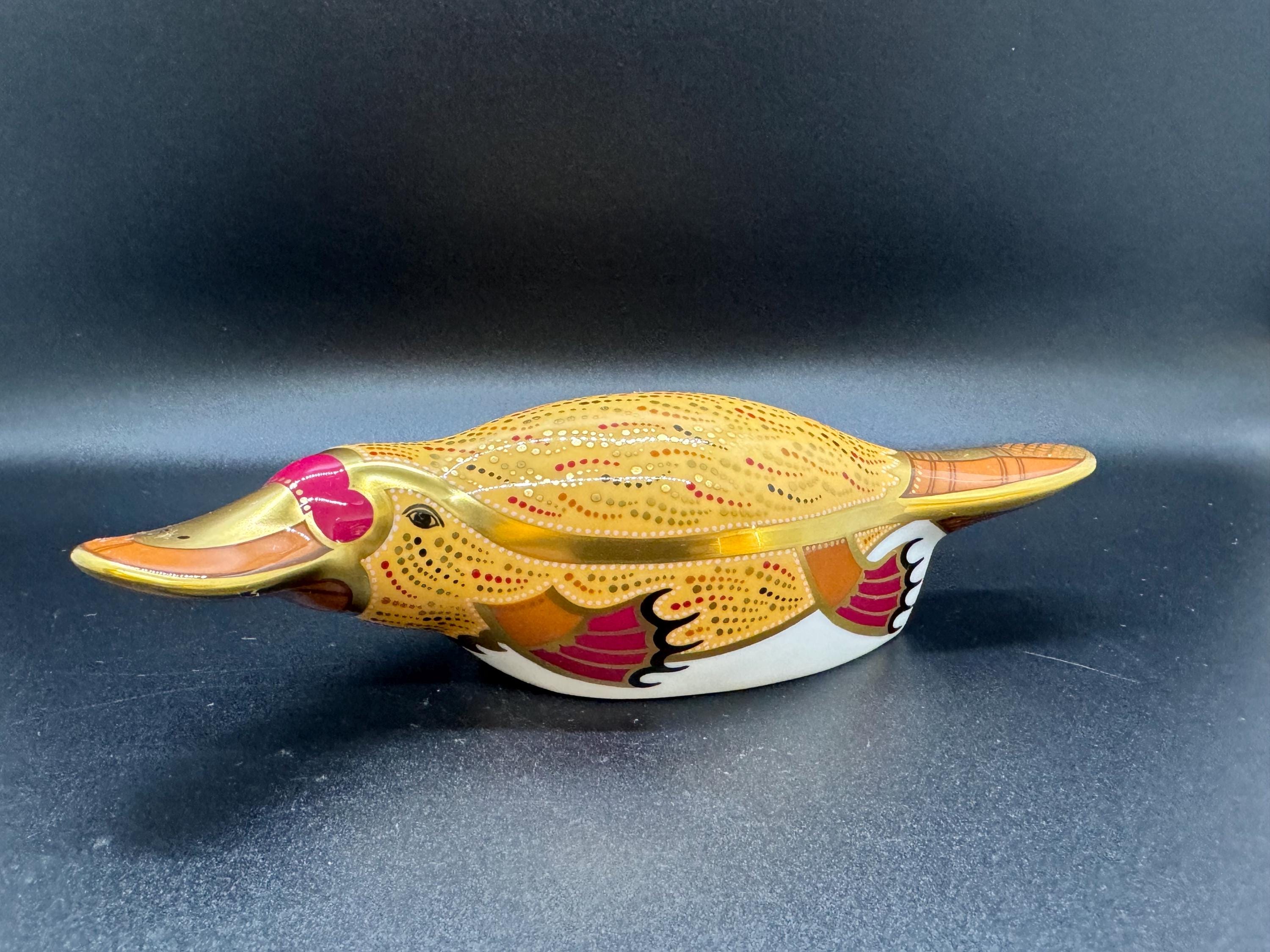 英国 ロイヤルクラウンダービー 陶器製 鳥の置物 金色 手描き模様 英国