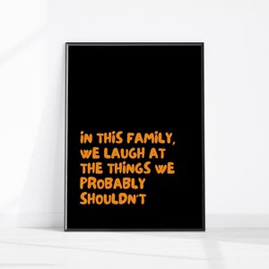 Lámina familiar ofensiva, decoración de pared imprimible divertida, en esta familia nos reímos de cosas que probablemente no deberíamos, arte de pared sarcástico, lámina grosera
