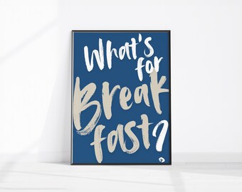 Puede incluir: Una impresión de arte de pared imprimible azul y blanca con el texto "What's for Breakfast?" en una fuente de escritura a mano.