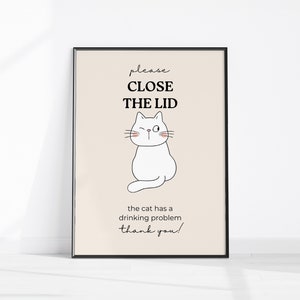 Könnte beinhalten: Eine weiße Katze mit einem zwinkernden Auge sitzt auf einem beigefarbenen Hintergrund. Der Text "please CLOSE THE LID" befindet sich über der Katze. Unter der Katze steht der Text "the cat has a drinking problem thank you!"