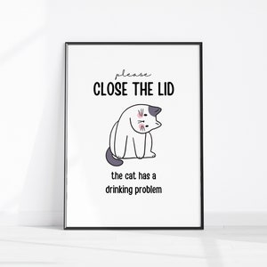 Op de afbeelding: Een witte en grijze cartoonkat met roze wangen zit op een witte achtergrond. De tekst "please CLOSE THE LID" staat boven de kat en de tekst "the cat has a drinking problem" staat onder de kat.