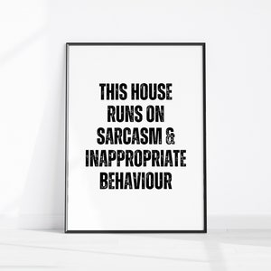 Esta casa se basa en el sarcasmo y el comportamiento inapropiado. Impresión: Decoración divertida para habitaciones, Decoración estética de pared para pasillos, Arte de pared imprimible sarcástico.