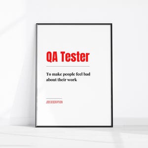 Può includere: Stampa incorniciata con le parole "QA Tester" in rosso, sopra il testo "To make people feel bad about their work". Le parole "JOB DESCRIPTION" sono in basso. La cornice è nera.