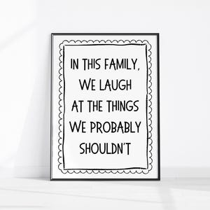 En esta familia nos reímos de cosas que probablemente no deberíamos. Arte imprimible divertido, impresiones groseras, impresiones de arte mural familiar, cita sarcástica familiar.