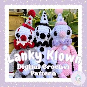 Op de afbeelding: Drie handgemaakte gehaakte clownpoppen in wit, grijs en roze, elk met een uniek kleurenschema. De poppen hebben grote zwarte ogen, kegelvormige hoeden en gekreukelde kragen. De tekst "Lanky Klown Digital Crochet Pattern" is zichtbaar.