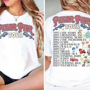 Camiseta Disney Pixar Pier Tour de 2 caras, camiseta &quot;Encuéntrame en el muelle de Pixar&quot;, camiseta a juego Pixar Fest 2025, fiesta de Disneyland Pixar Pals Playtime