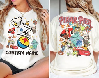 Camiseta retro de dos caras "Encuéntrame en el muelle de Pixar", camiseta retro de grupo de personajes de Disney Pixar, camiseta del Disneyland Pixar Fest 2025, camiseta de Toy Story