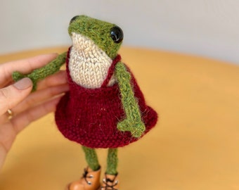 Grenouille tricotée avec jupe, collection de jouets faits main