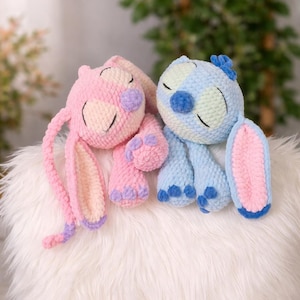 Peluche all'uncinetto di un alieno blu addormentato, morbido peluche amigurumi in velluto, coniglietto rosa kawaii, regalo carino per neonati, decorazione per la cameretta fatta a mano