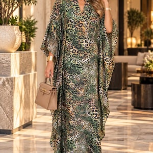Vestido caftán de satén con estampado de leopardo, ropa de playa, elegancia nocturna.
