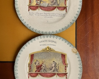 Par de platos franceses antiguos – Escenas de Théâtre Guignol – HB & Cie Choisy-le-Roi – Terre de Fer Faience del siglo XIX