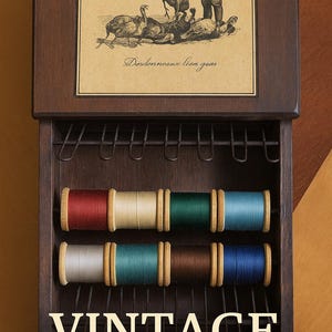 Vintage houten naaigarenhouder met Franse illustratie – Rustieke organizer voor klossen en accessoires
