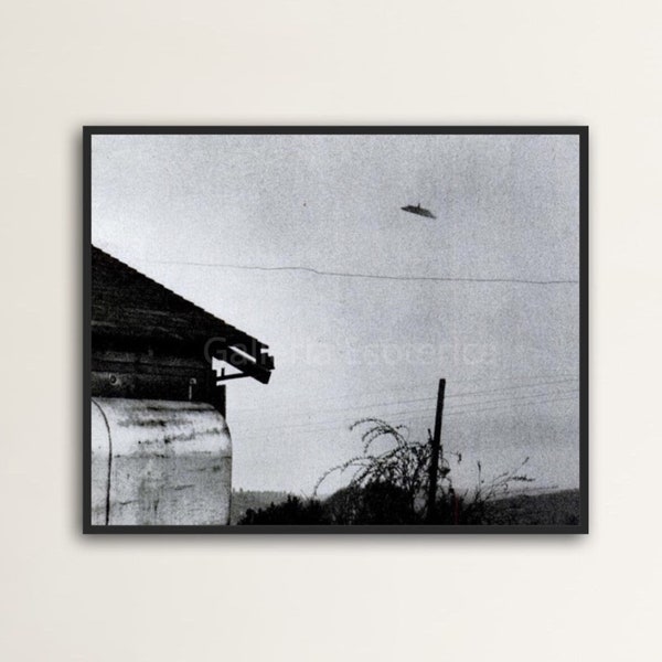 UFO McMinnville Oregon 1959, Vintage Flying Saucer Retro Photograph, Vintage UFO Wall Art Print McMinnville Ovni ufo Photo, UAP, Flying Disc
