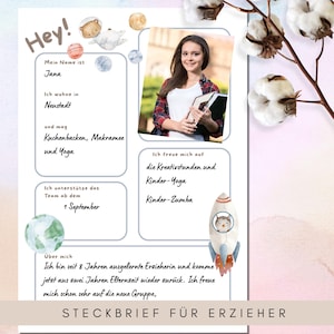Könnte beinhalten: Ein farbenfroher druckbarer Steckbrief für eine Erzieherin. Der Steckbrief beinhaltet einen Platz für ein Foto, einen Abschnitt für persönliche Informationen und einen Abschnitt für Informationen über die Arbeit der Erzieherin. Der Steckbrief ist mit einem Weltraumthema verziert und enthält eine Rakete und Planeten.