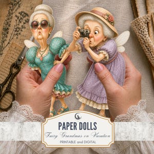 Könnte beinhalten: Zwei Papierpuppen, die ältere Figuren mit Feenflügeln darstellen. Eine trägt ein blaugrünes Kleid und eine Sonnenbrille, die andere ein lavendelfarbenes Kleid, einen Strohhut mit Blume und hält eine Kamera. Der Text lautet PAPER DOLLS Fairy Grandmas on Vacation.