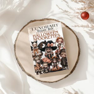 Pode incluir: Um livro de colagem intitulado "LUNORART Collage Book for art journaling HALLOWEEN SPOOKETTES" com ilustra&ccedil;&otilde;es de bonecas assustadoras. O livro est&aacute; sobre uma fatia de madeira com um enfeite vermelho e raminhos brancos no fundo.