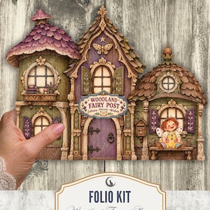 Pode incluir: Um kit de fólio imprimível com uma casa de fadas da floresta de três secções em tons de roxo e verde, com telhados de telhas, janelas em arco e uma placa com a inscrição WOODLAND FAIRY POST Letters Parcels Wishes, com uma pequena fada num banco.