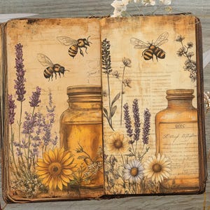 Puede incluir: Un libro vintage abierto con p&aacute;ginas llenas de texto escrito a mano e ilustraciones de abejas, flores y tarros de miel. El libro tiene un aspecto desgastado y envejecido y est&aacute; decorado con flores secas.