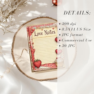 K&ouml;nnte beinhalten: Ein liniertes Notizbuch mit den Worten "Love Notes" in einer dekorativen Schriftart. Das Notizbuch hat einen rot-wei&szlig; karierten Rand, Herz- und Erdbeerillustrationen und liegt auf einer Holzscheibe.