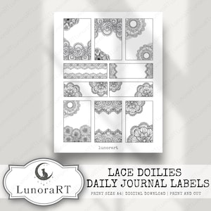 Può includere: Un foglio di etichette per diario stampabili con intricati disegni di centrini in pizzo in bianco e nero. Le etichette sono in varie forme rettangolari e a banner, perfette per il diario quotidiano. È visibile anche il testo "Lace Doilies Daily Journal Labels".
