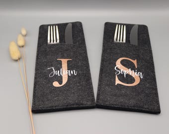 Personalized felt cutlery pouch with name and initial, ideal gift for weddings, family celebrations, communions, and confirmations.
