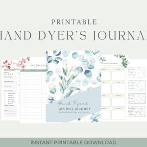 Könnte beinhalten: Druckbarer Journal mit einem Aquarelldesign aus Eukalyptusblättern und dem Text "Hand Dyer's Project Planner". Das Journal dient zur Organisation von handgefärbten Projekten und enthält Abschnitte für Farbstoffinventar, Projektdetails und Notizen.