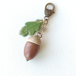 Handgemachter Eichel Schlüsselanhänger, Eicheln Eichenblatt Taschenanhänger, personalisierter Karabiner, Geschenk für Naturliebhaber, Geburtstagsgeschenk, Eichel Accessoire aus Polymerton.