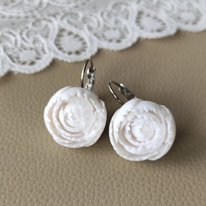 Handgemachte Ohrringe Pfingstrose, weiße Blume Schmuck, Geschenk für Frau, Braut Schmuck, Brautjungfer Geschenk, Natur niedriger Geschenk, romantisches Geschenk für sie.