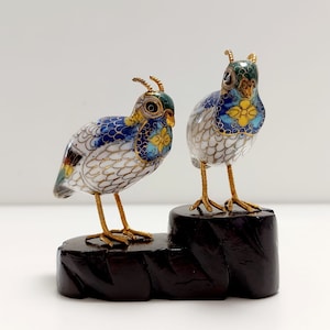 Pair of miniature birds, vintage Chinese, Cloisonné enamelled, with carved wooden base. Chinese manufacturing 1980s-